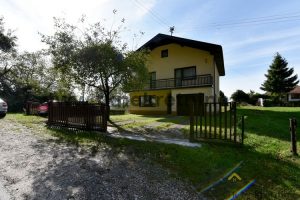 Atraktivna novoadaptirana kuća površine cca. 162 m², sa garažom i zemljištem ukupne površine 903 m² na lijepoj i mirnoj lokaciji, Donji Bistarac