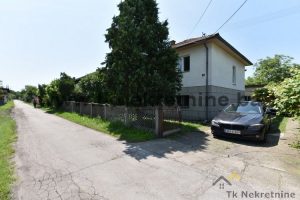 Quality adapted residential building with an area of approx. 150 m², with an outbuilding and a garage, built on a beautiful land plot of 799 m² in a quiet location near the immediate center of Lukavac – FOR SALE