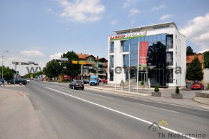 Atraktivna višenamjenska poslovna zgrada novije gradnje (prizemlje i prvi sprat) sa vanjskim parkingom, locirana na najfrekventnijoj poslovnoj lokaciji u centru Srebrenika