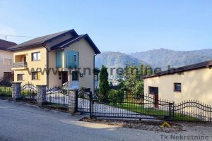 House 240 m² w/garagge and auxilary building, next to main road, settlement Mandići – FOR SALE