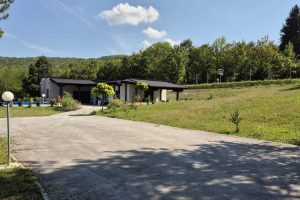 NOVO – Ekskluzivna vikend kuća sa bazenom, igralištem i šumom, na parceli ukupne površine 8203 m², Jesenica, Općina Srebrenik