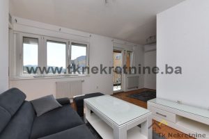 SJENJAK – Zgrada “Bingo” – Namješten dvosoban stan 50 m², sa balkonom i ostavom