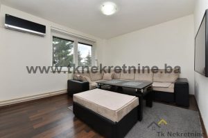 Kvalitetan, adaptiran troiposoban stan niže spratnosti površine 73 m², odličnog rasporeda prostorija sa dva balkona, Dragodol