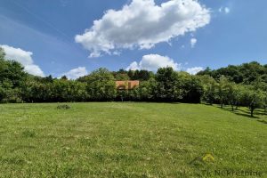 MANDIĆI – Ravna parcela površine 1816 m², pored glavnog puta i dječijeg igrališta