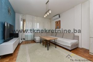 SJENJAK! Funkcionalan djelomično adaptiran troiposoban stan niže spratnosti sa dvije prostrane lođe, površine 72 m²
