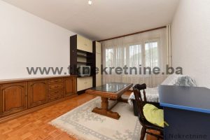 PAZAR ! Funkcionalan prostran trosoban stan površine 72.00 m² niže spratnosti sa dva balkona u centralnom dijelu grada