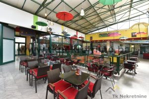 TC Sjenjak! Atraktivan caffe bar uknjižene površine 46,48 m² sa velikom baštom , sa kompletnim inventarom na prometnoj lokaciji u gradu