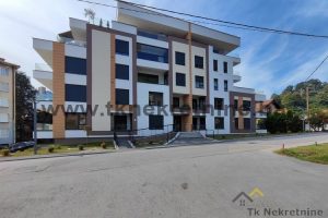 NOVOGRADNJA – Namješten trosoban stan za studente, površine 65,58 m², u blizini stadiona “Tušanj” i većine fakulteta