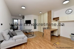 NOVOGRADNJA – CENTAR – Moderan, nov, potpuno namješten dvosoban stan površine 45,47 m², sa parking mjestom