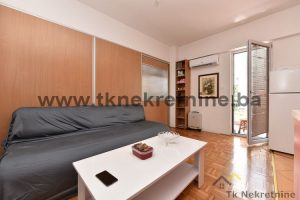 NOVIJA GRADNJA – SLAVINOVIĆI LUKE ! Jednosoban namješten stan (pretvoren u jednoiposoban) uknjižene površine 32,19 m² sa bakonom