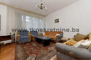 BULEVAR-PRILIKA! Prostran dvosoban stan niže spratnosti sa dva balkona površine 74 m², sa potencijalom za pretvaranje u trosoban stan ili dva jednosobna stana