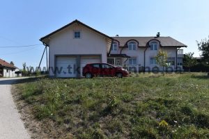 Attractive residential building of approx. 278 m2 with garage, built on a plot of 3507 m2 with a beautiful garden and fountain in a quiet location near Lukavac, Huskići