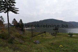 BEAUTIFUL LOCATION – LAKE MODRAC! Attractive plot of land with a prefabricated house with a total area of 2426 m2 with a beautiful view of Lake Modrac – FOR SALE