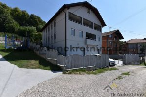 GRAČANICA – VAROŠ – NOVO – Kuća površine cca. 400 m², na parceli 3982 m², sa velikim voćnjakom, 2 šadrvana i jedinstvenim pogledom na Gračanicu