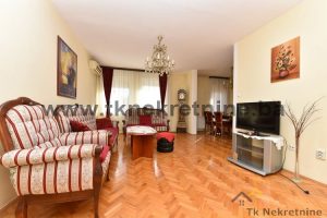 ATTRACTIVE! Excellent three-room apartment of recent construction, lower floor area 76.30 m², located in a central city location next to the City Park and the Pannonian Lakes