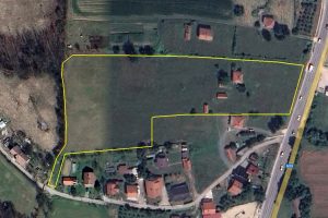 FOR INVESTORS – OPPORTUNITY! An attractive land plot of 14132 m² with a house of 64 m² and an auxiliary building of 20 m², suitable for the construction of residential, commercial buildings, warehouses or industrial halls, located in a busy, commercial location right next to the main road M 18 Tuzla-Sarajevo, Ljubače-Moračani