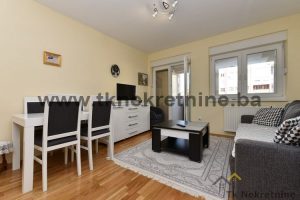 NOVIJA GRADNJA – SLAVINOVIĆI UŠĆE! Moderno namješten stan uknjižene površine 27,13 m² (stvarna cca.30 m²) sa zatvorenom lođom