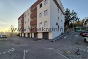 NOVOGRADNJA – USELJIVO – Penthouse površine 69,72 m², sa velikom terasom i otvorenim pogledom na grad i stadion “Tušanj”