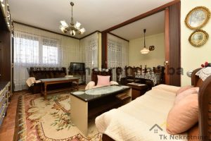 SJENJAK! Kvalitetan dvosoban stan površine 61,00 m² sa lođom (velikog potencijala za pretvaranje u dvoiposoban stan) na atraktivnoj lokaciji