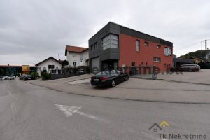 INVESTICIJA!!! Atraktivna višenamjenska stambeno poslovna zgrada novije gradnje uknjižene površine 294,20 m² i montažnim skladišnim prostorom površine cca. 200 m², sa velikim vanjskim parkingom izgrađena na zemljišnoj parceli ukupne površine 1032m² locirana na najfrekventnijoj poslovnoj lokaciji u širem centru Srebrenika
