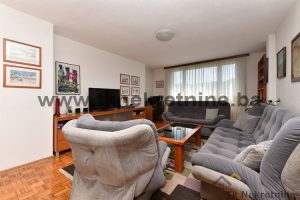 Kvalitetan adaptiran dvosoban stan površine 55 m², sa zatvorenom lođom, naselje Irac