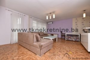 BRČANSKA MALTA! Funkcionalan adaptiran dvoiposoban stan namješten stan sa balkonom, kvalitetnog rasporeda prostorija uknjižene površine 59 m² (stvarna cca.62 m²) na odličnoj lokaciji