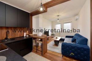 IRAC – NOVIJA GRADNJA – Lijep, potpuno namješten dvosoban stan površine 40 m², sa ostavom i balkonom