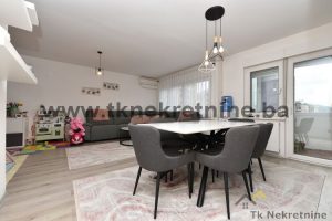 BRČANSKA MALTA! Atraktivan adaptiran dvosoban stan sa zatvorenom lođom (ima potencijal za pretvaranje u manji trosoban stan), kvalitetnog rasporeda prostorija uknjižene površine 62 m² na odličnoj lokaciji