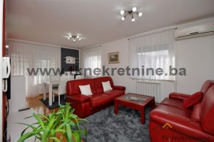 CENTAR – Potpuno namješten, moderan i kvalitetan, dvosoban stan površine 50 m², na atraktivnoj lokaciji pored Hotela “Mellain”